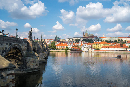 布拉格城堡和圣维特大教堂从伏尔塔瓦河, 布拉格, 捷克共和国的景色