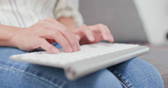 女人在膝上型电脑上打字