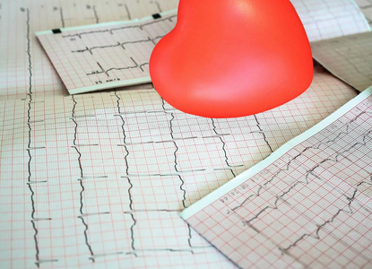心脏造影与小红色心脏在桌上背景。顶部视图, 复制空间