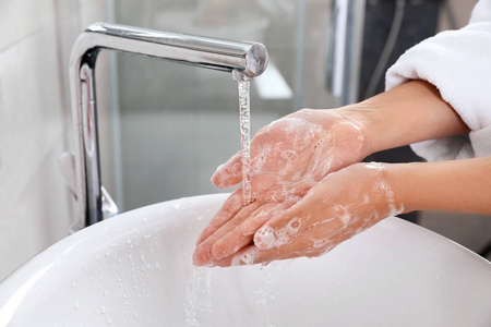 妇女用肥皂洗手在水槽在浴室, 特写镜头