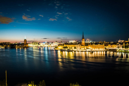 瑞典老城全景斯德哥尔摩 格姆拉斯坦斯坦 在一个夏天的夜晚。反射