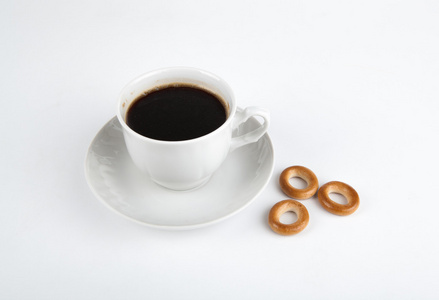 杯黑咖啡和百吉饼