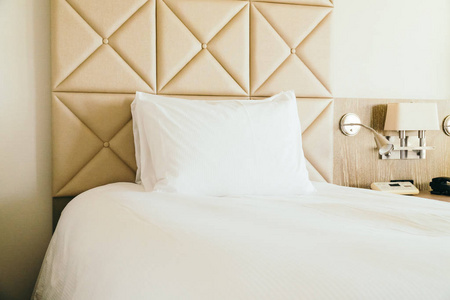 白色舒适枕头床上装饰灯在酒店卧室内饰