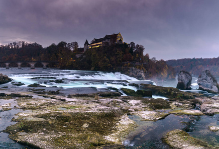 瑞士莱茵河瀑布和劳芬城堡的夜光全景景观, 深秋水位很低