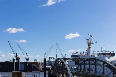 汉堡停靠设施和船只在一个春天的三月下午的阳光明亮的蓝天和云