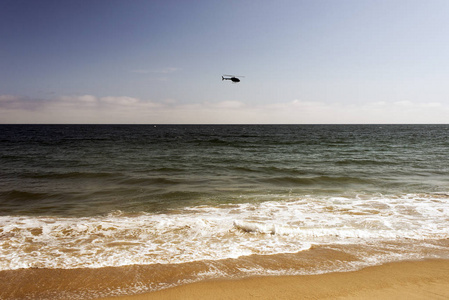 夏季, 加州马里布海滩上空一架黑色直升机飞越太平洋上空