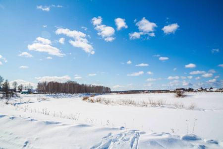 冬季景观。农村。冰冻的河水。晴天。蓝天白云水平