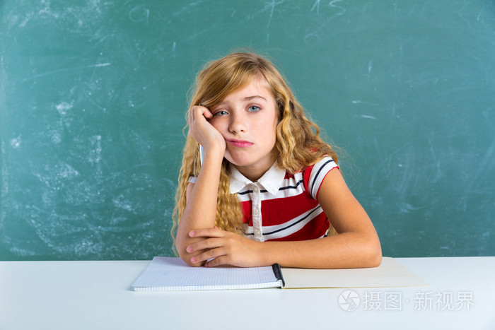 无聊的悲伤的表情学生女生在桌子上