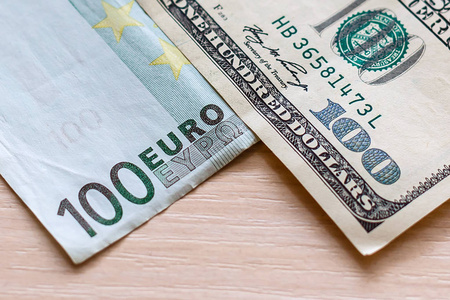 100美元和100欧洲票据财务交换概念