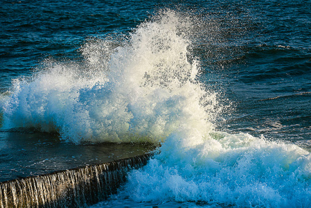 大海浪撞击岩石