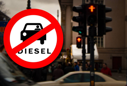 柴油车禁止标志和柏林街和交通灯模糊的背景。象征德国法院禁止在柏林部分地区的旧柴油车