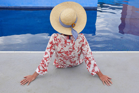 夏季。在游泳池放松的女人。冷静。水平