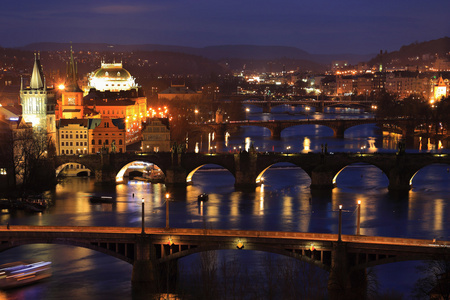 浪漫之夜用其桥梁以上河伏尔塔瓦河，捷克共和国布拉格市