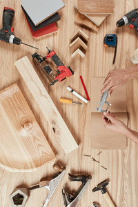 木制背景的木工工具套装