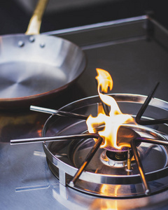厨师做打火粮食的泛用酒精在巨大的火焰