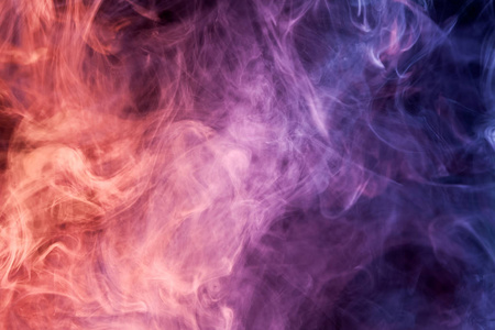 深蓝色, 粉红色和紫色烟雾在黑色孤立的背景。从 vap 的烟雾背景
