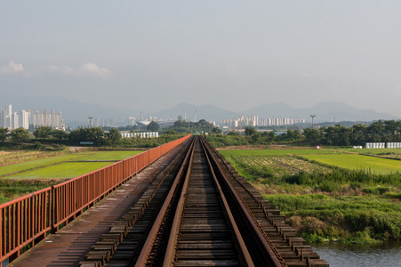 河上的铁路