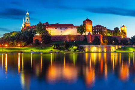 瓦维尔城堡大教堂教堂和维斯瓦河河路堤在波兰克拉科夫老城风景秀丽的夏日夜景
