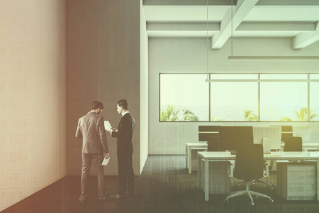 商务人士在现代公司办公室内用白墙和白电脑桌交谈。热带景观。3d 渲染模拟色调图像双曝光