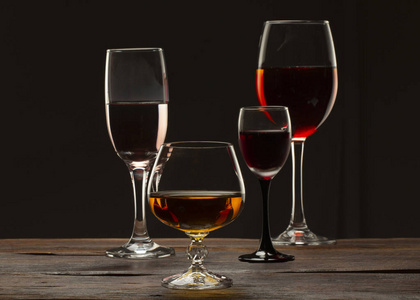 玻璃静物图像一杯红酒在玻璃上的黑色背景特写