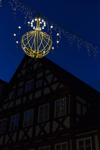 变化的光泽在圣诞市场蓝色小时在12月出现在慕尼黑和斯图加特附近的历史名城