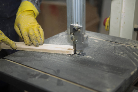 木匠在机器上工作与木制品制造。木匠在机床上切割各种配置的木材。