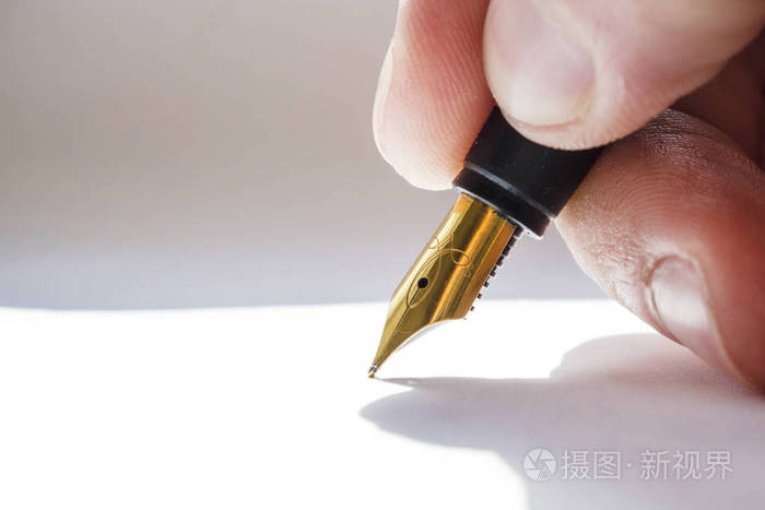 用一支钢笔写字