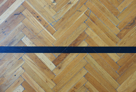 破旧的木地板的体育大厅里有五颜六色的标记线