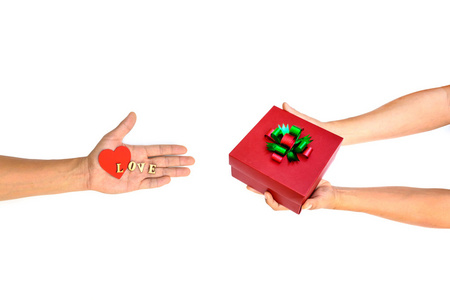 红色礼品盒和心形状与爱