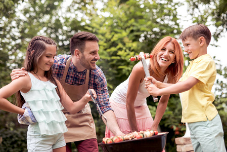 食物, 人和家庭时间概念人烹调肉在烤肉烧烤在夏天党