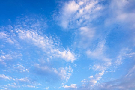 美丽的云彩对蓝天背景。乌云密布的天空。蓝天多云天气, 自然云。白云, 蓝天和太阳