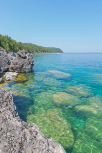 布鲁斯半岛上清澈的水绿色水。清澈的水显示大石灰岩岩石和悬崖