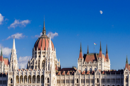 布达佩斯，匈牙利议会大楼和月亮