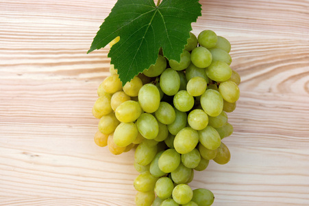 串成熟的葡萄，对木材的背景