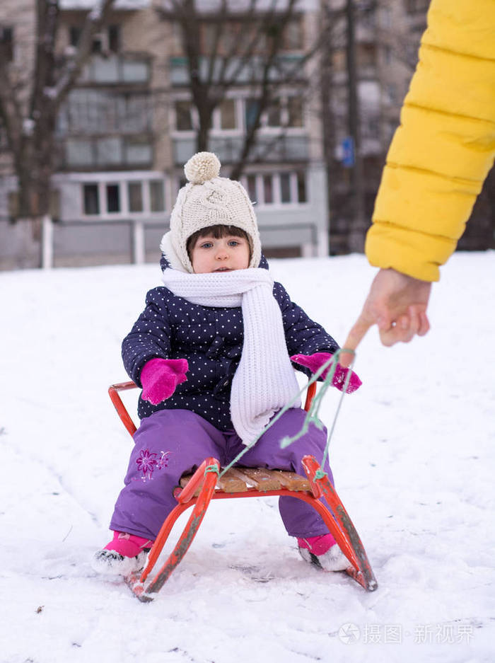 雪在冬天下雪的森林或花园的儿童雪橇季节性户外活动寒假