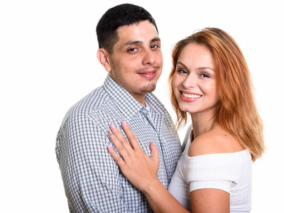 年轻愉快的拉美裔夫妇的肖像微笑和拥抱对方