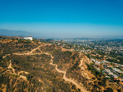 洛杉矶好莱坞区的鸟瞰图和许多私人住宅和公园的名人漫步