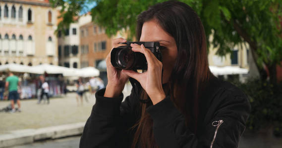 千年妇女在度假时拍摄威尼斯街头照片