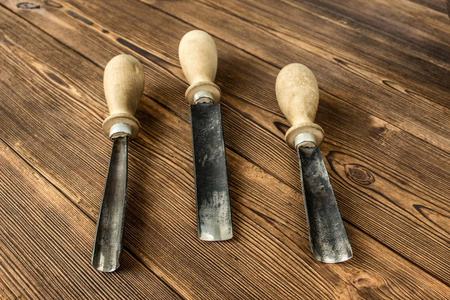 木雕刀具, 木制背景, 特写, 刀具