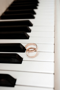 在钢琴上的结婚戒指