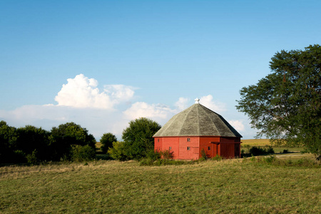 独特的圆形红色谷仓包围在伊利诺伊州农村开放农田