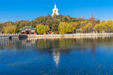 永安大桥佛教白佛塔舍利塔门玉花岛北京中国北海公共公园创建1000ad。建于1600s 的佛塔