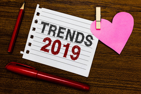 文字写作趋势2019。未来一年的经营理念广泛讨论在线笔记本片纸标记 clothespin 持有心脏木质背景