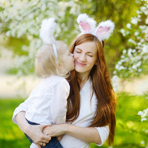 母亲和女儿在复活节兔子耳朵