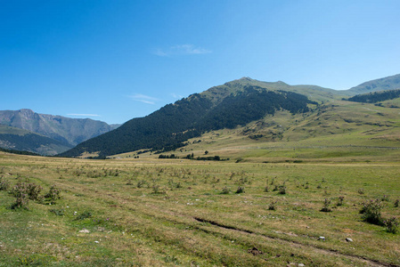 Montgarri 山在蓝天下, 阿兰山谷, 西班牙