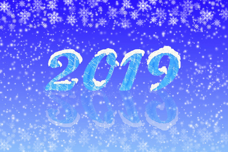 数字2019与反射在蓝色梯度背景与雪和雪花