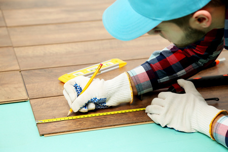 木匠工人安装强化木地板