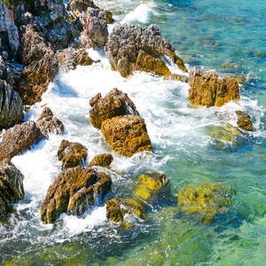 自然场景岩石海滩和大海在柯兰岛