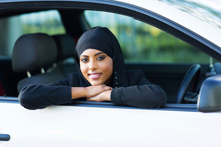 坐在车里的年轻穆斯林妇女