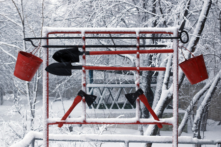 消防器材背景上的雪